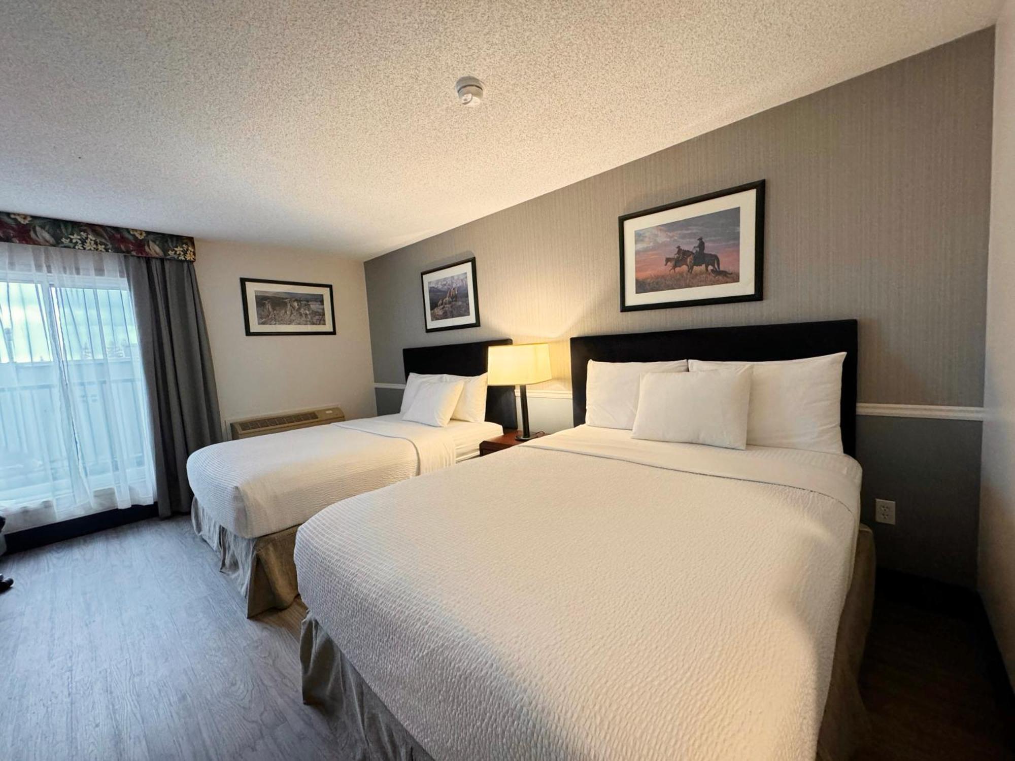 Hotel Divya Sutra Plaza And Conference Centre Calgary Airport Zewnętrze zdjęcie